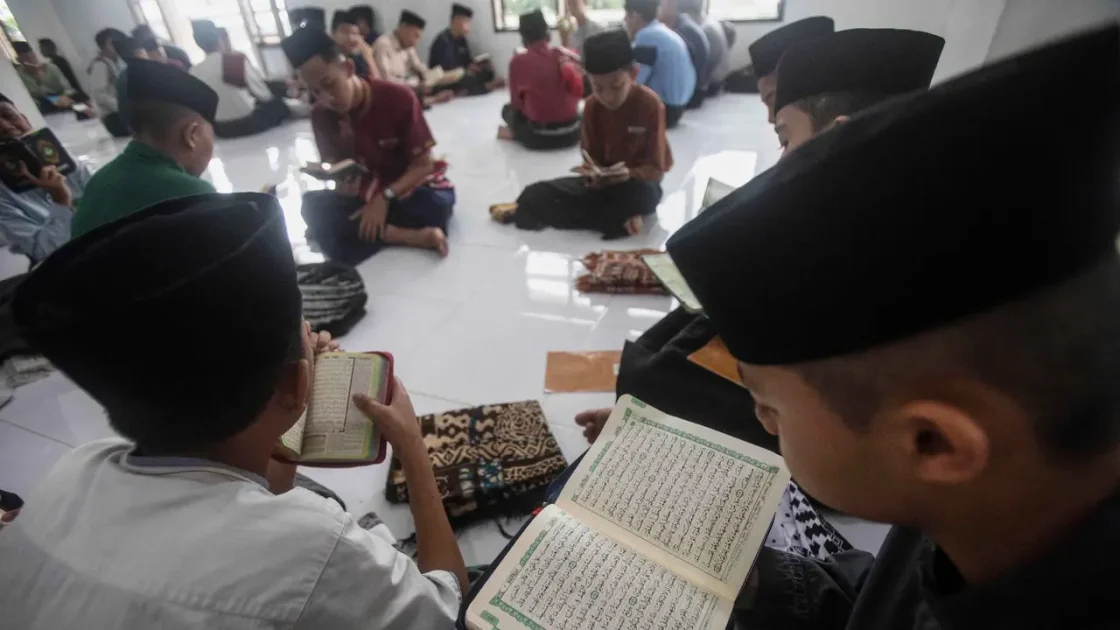Santri Tak Cuma Soal Sarung dan Kitab Kuning