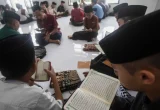 Santri Tak Cuma Soal Sarung dan Kitab Kuning