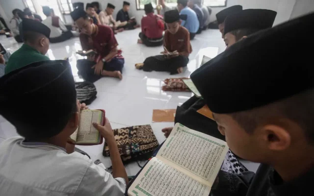 Santri Tak Cuma Soal Sarung dan Kitab Kuning