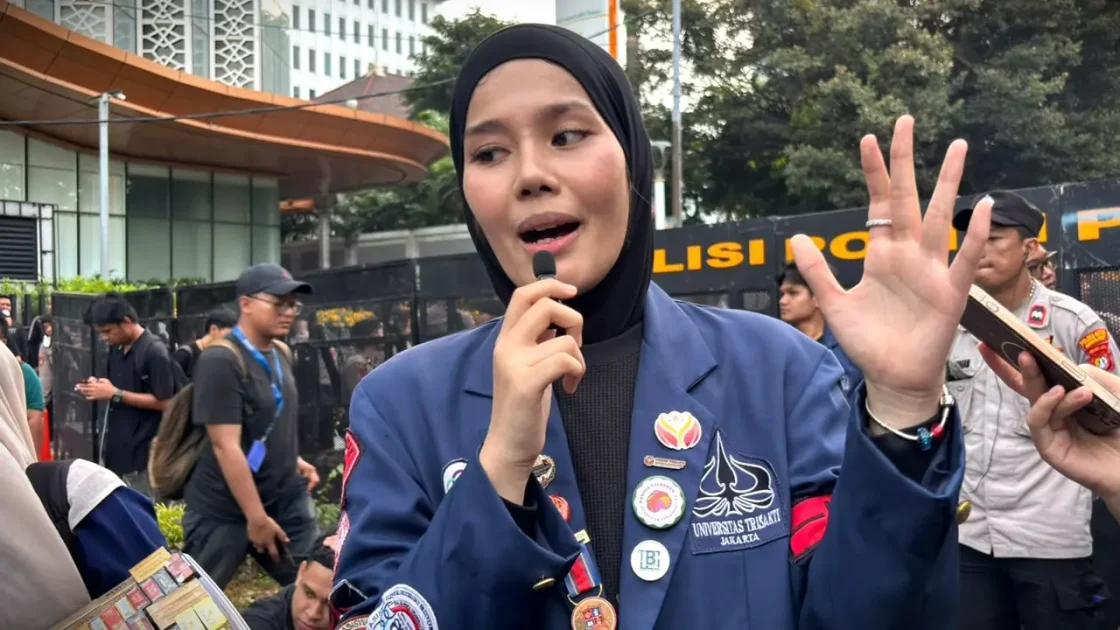 Ketua BEM FH Trisakti Zahra Sampaikan 3 Tuntutan Demo