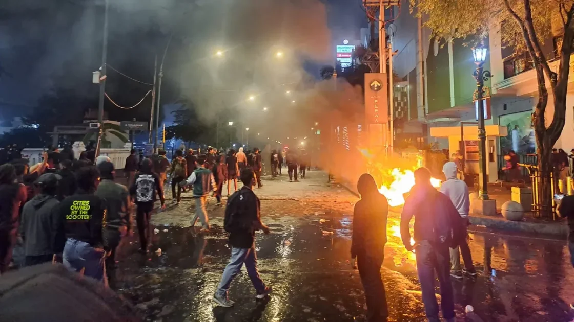 Kericuhan Pecah di DPRD DIY, Massa Berpakaian Hitam Bentrok
