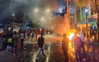 Kericuhan Pecah di DPRD DIY, Massa Berpakaian Hitam Bentrok