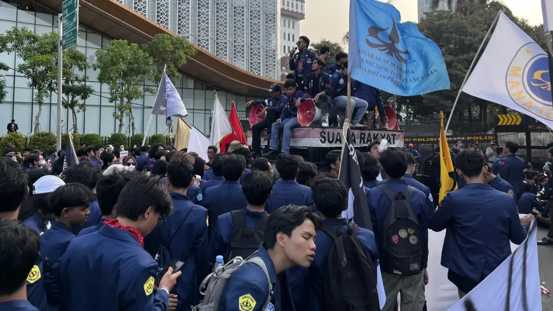 Mahasiswa Trisakti Demo di Patung Kuda Bawa Tiga Tuntutan