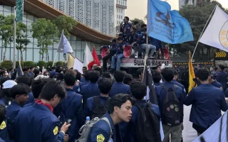 Mahasiswa Trisakti Demo di Patung Kuda Bawa Tiga Tuntutan