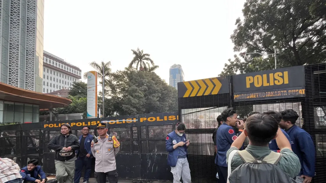 Jalan Medan Merdeka Selatan Ditutup karena Demo Mahasiswa