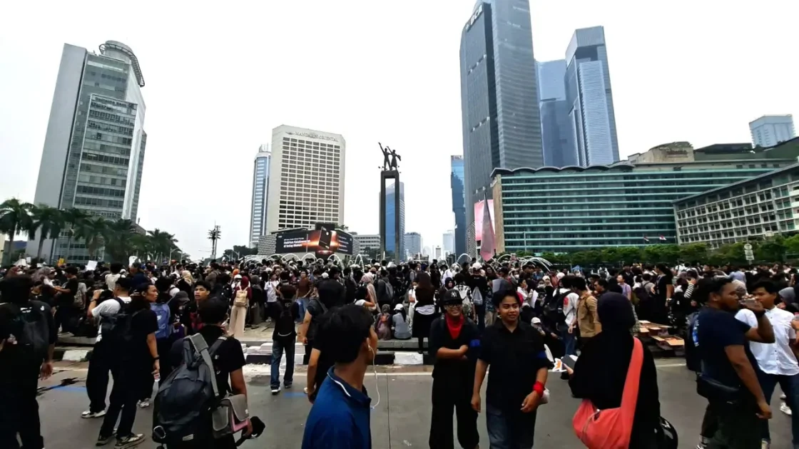 Potret Massa Demo di Bundaran HI Tuntut Karhutla Nasional