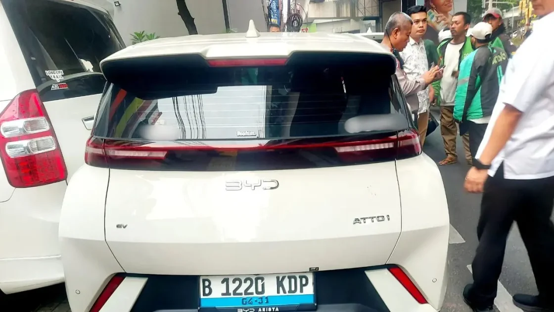 Kronologi Mobil BYD Tabrak Beruntun Mobil dan Ojol di Jaksel