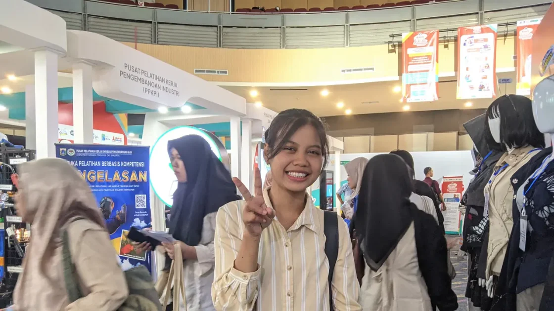 Server Restoran di Jakarta Berburu Kerja di Job Fair