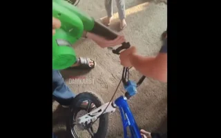 Cerita Damkar Bantu Bocah Ambil Uang Rp 10 Ribu di Setang Sepeda