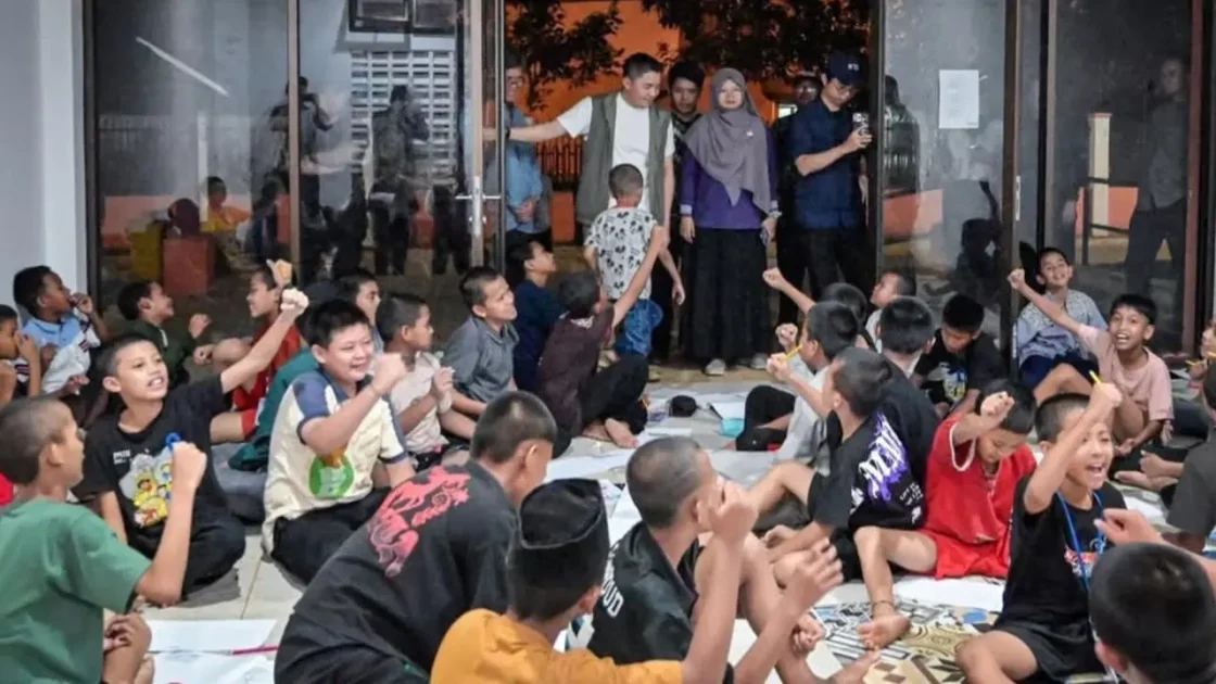 Seskab Teddy Kunjungi Sekolah Rakyat Cikarang Malam-malam