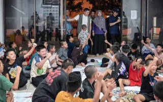 Seskab Teddy Kunjungi Sekolah Rakyat Cikarang Malam-malam