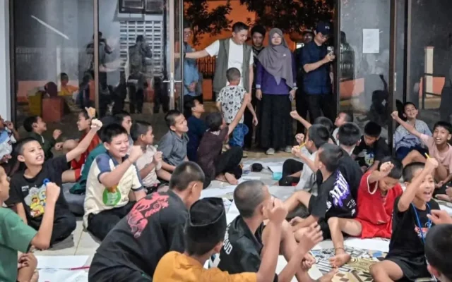 Seskab Teddy Kunjungi Sekolah Rakyat Cikarang Malam-malam