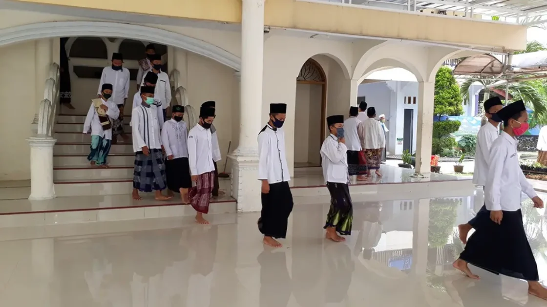 Rekam Jejak Alumni Pesantren di Dunia Profesional