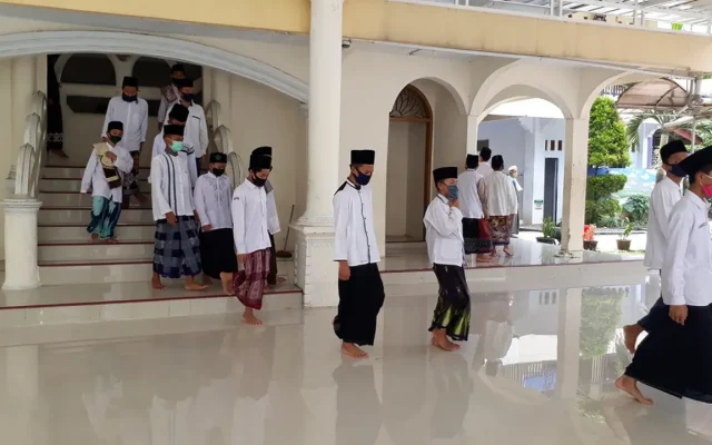 Rekam Jejak Alumni Pesantren di Dunia Profesional