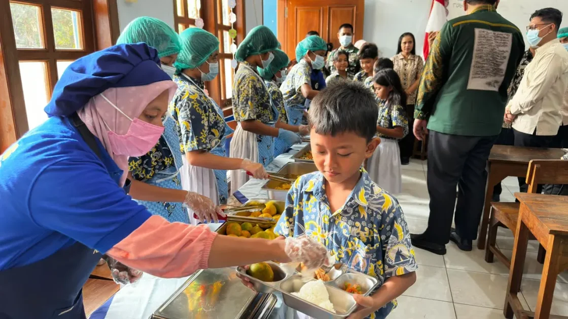 MBG Prasmanan Diterapkan di 10 Ribu Dapur Akhir Tahun