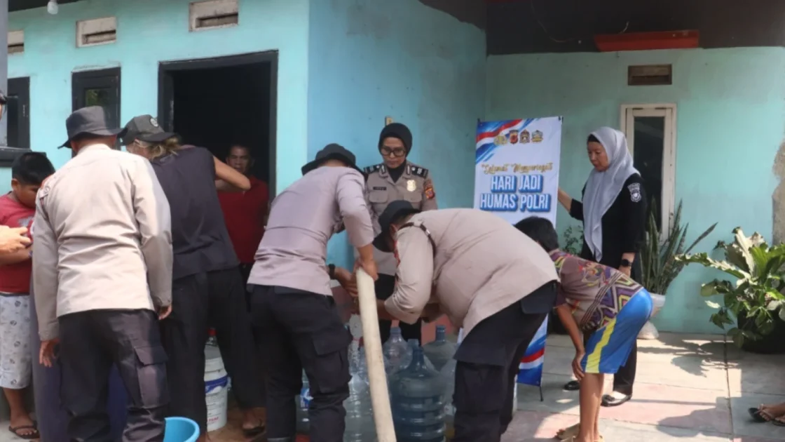 Polres Purwakarta Salurkan Air Bersih untuk Warga