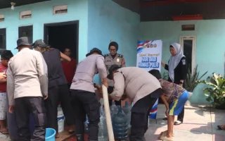 Polres Purwakarta Salurkan Air Bersih untuk Warga