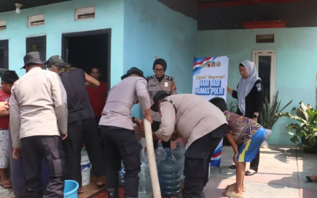 Polres Purwakarta Salurkan Air Bersih untuk Warga