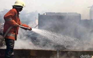 110 Personel Damkar Padamkan Kebakaran di Tamansari Jakbar