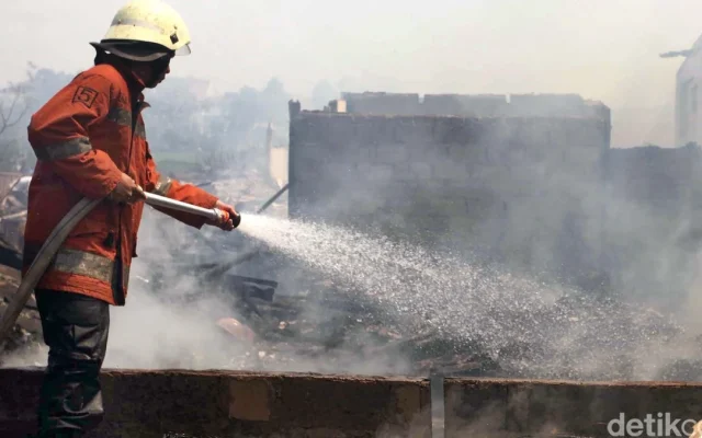 110 Personel Damkar Padamkan Kebakaran di Tamansari Jakbar