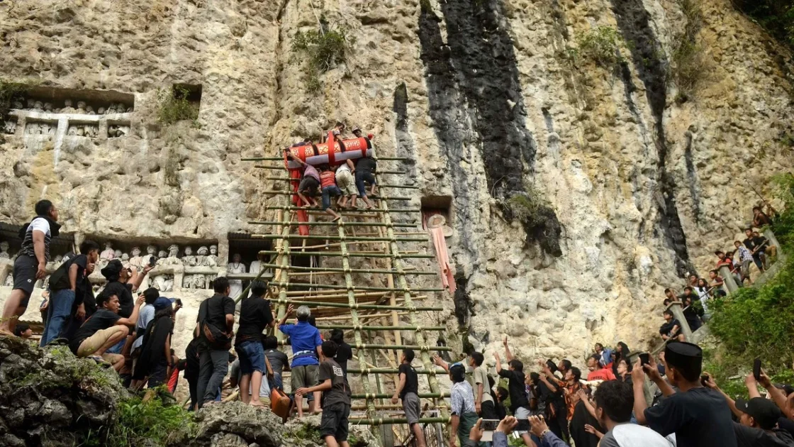 Ratusan Peti Jenazah di Toraja Utara Terbakar Akibat Karhutla
