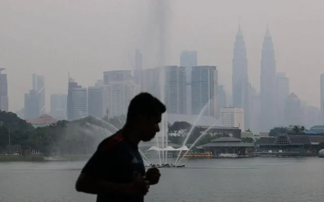 Warga Malaysia Jatuh Sakit Akibat Kabut Asap Karhutla Indonesia