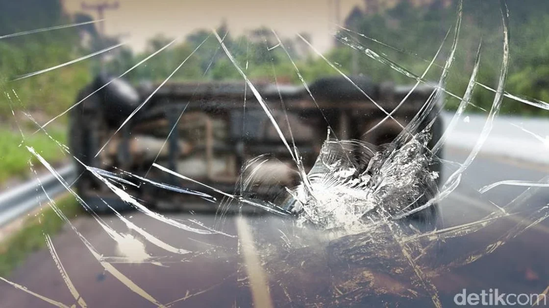 Truk Tanah Terguling Timpa Motor di Cempaka Putih Jakpus