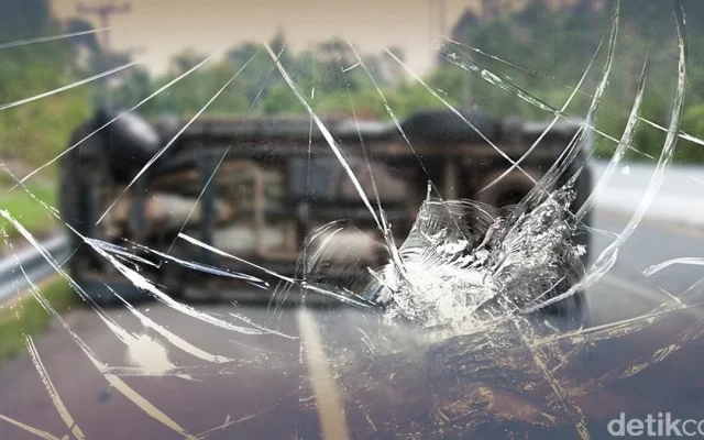 Truk Tanah Terguling Timpa Motor di Cempaka Putih Jakpus