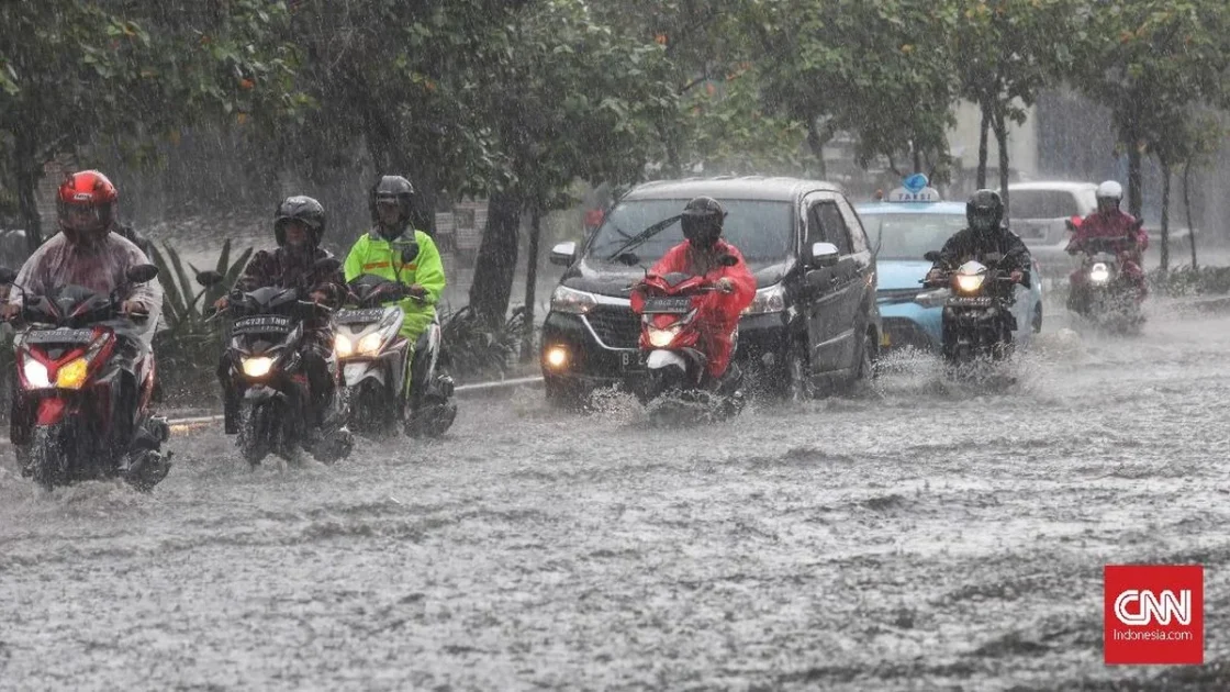 Jalan Mayor Oking Cibinong Banjir Parah, Banyak Motor Mogok