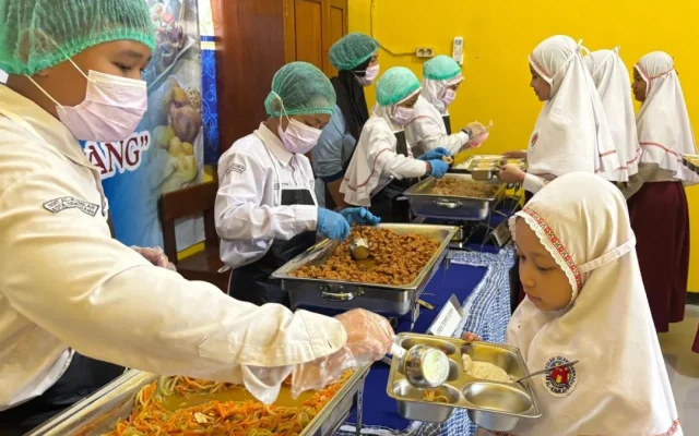 Uji Coba MBG Prasmanan: Diklaim Efektif, Tapi Rawan Isu Keamanan