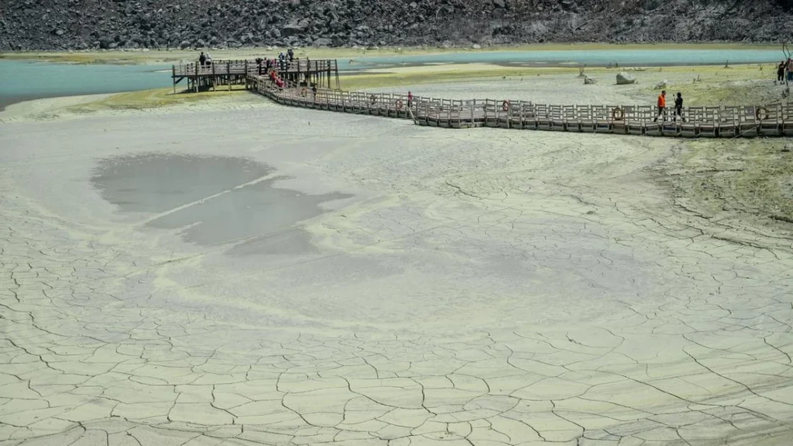 Danau Kawah Putih Ciwidey Menyusut 40 Persen Akibat Kemarau