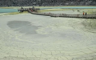 Danau Kawah Putih Ciwidey Menyusut 40 Persen Akibat Kemarau