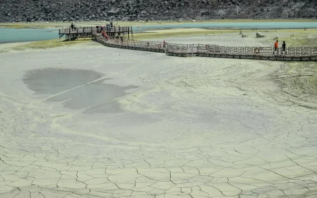 Danau Kawah Putih Ciwidey Menyusut 40 Persen Akibat Kemarau