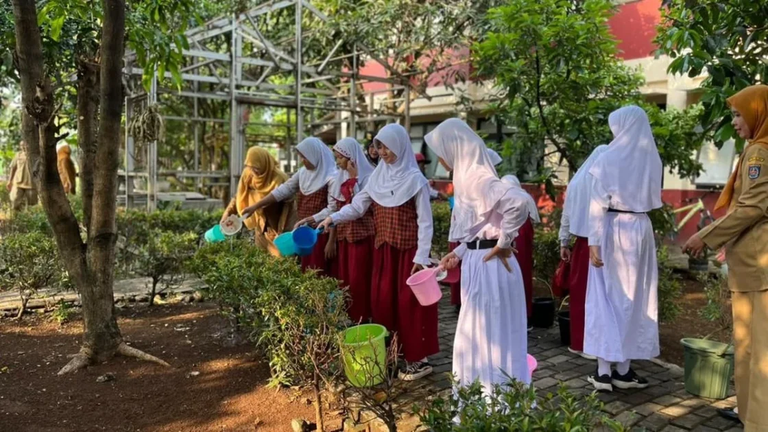 Polri Kenalkan Green Policing dan Tanam Pohon di SD Depok