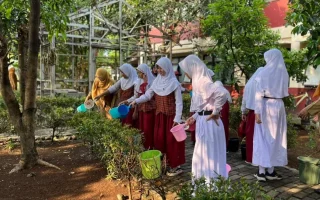 Polri Kenalkan Green Policing dan Tanam Pohon di SD Depok