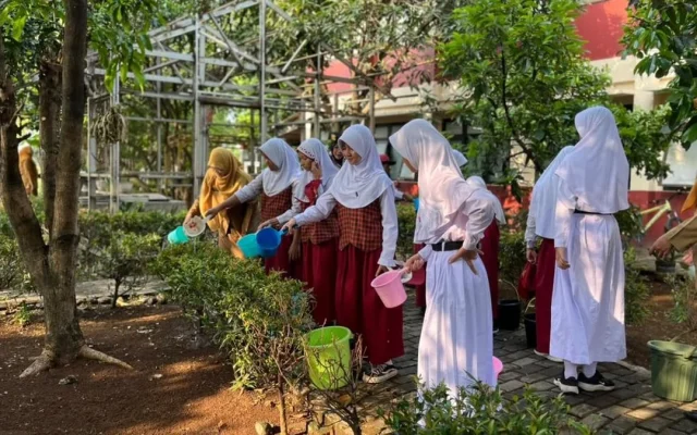 Polri Kenalkan Green Policing dan Tanam Pohon di SD Depok