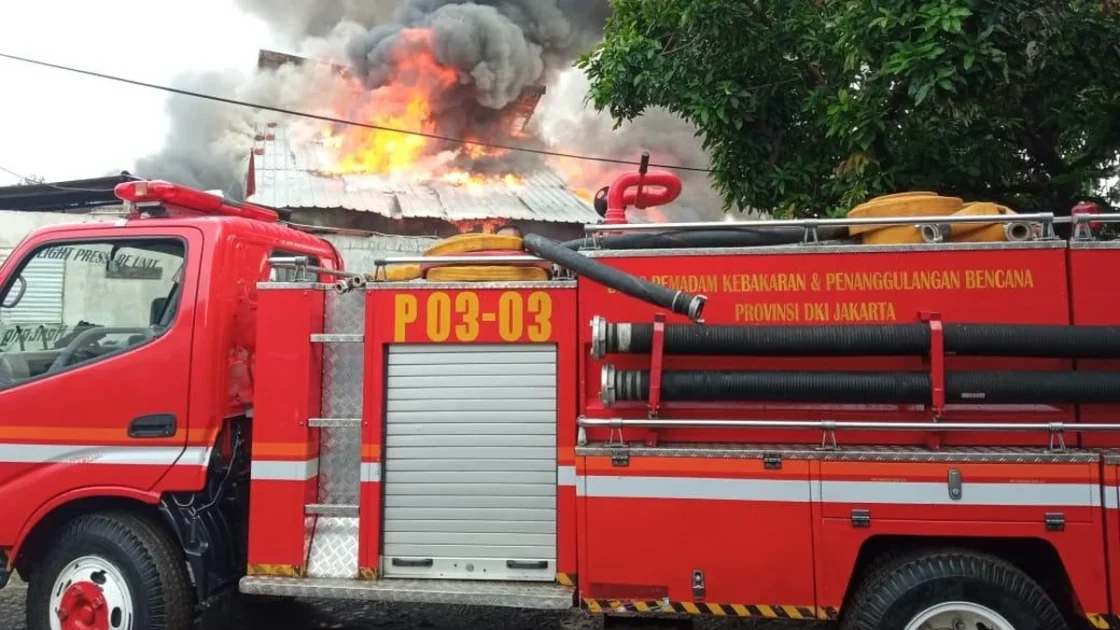 Kebakaran Landa Permukiman Padat di Tamansari Jakbar