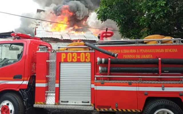 Kebakaran Landa Permukiman Padat di Tamansari Jakbar