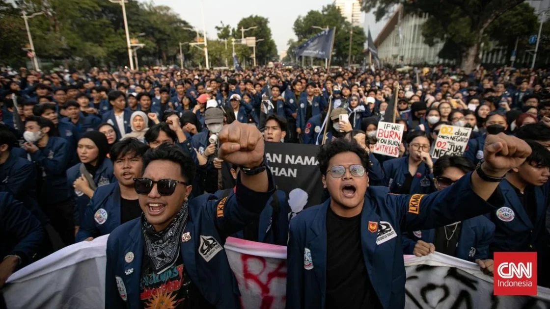 Staf Wamensesneg Temui Massa Mahasiswa Demonstrasi di Patung Kuda