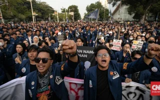Staf Wamensesneg Temui Massa Mahasiswa Demonstrasi di Patung Kuda