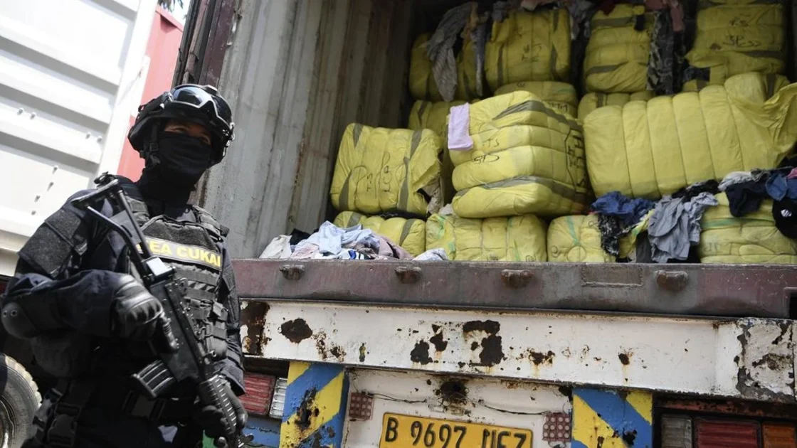 Bareskrim Bongkar Impor 1.257 Bal Pakaian Bekas di Subang