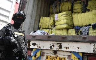 Bareskrim Bongkar Impor 1.257 Bal Pakaian Bekas di Subang