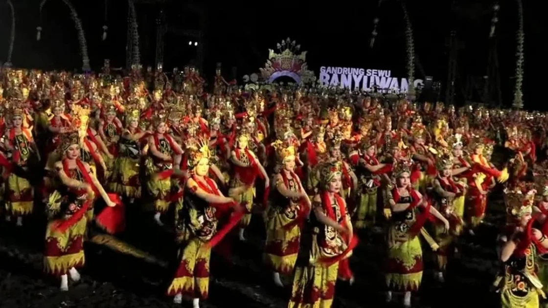 Siswi Sekolah Rakyat Pukau Festival Gandrung Sewu 2026