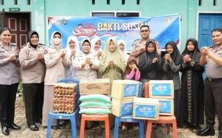 Polda Riau Bagikan Sembako ke Panti Asuhan di Pekanbaru