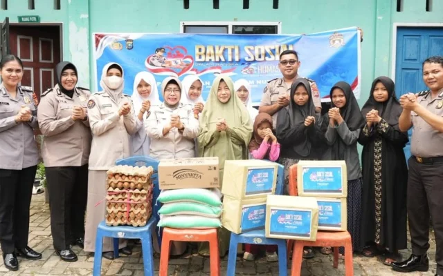 Polda Riau Bagikan Sembako ke Panti Asuhan di Pekanbaru