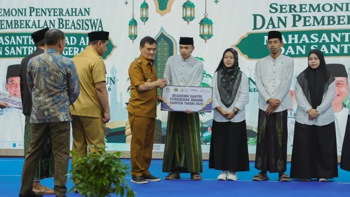 Gubernur Luthfi Beri Beasiswa ke Ratusan Santri Jateng