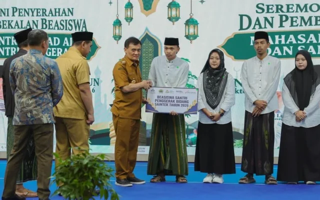 Gubernur Luthfi Beri Beasiswa ke Ratusan Santri Jateng