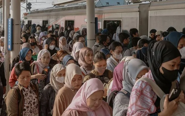 Dua Tahun Prabowo-Gibran, Saat Warga Pilih Downgrade Hidup