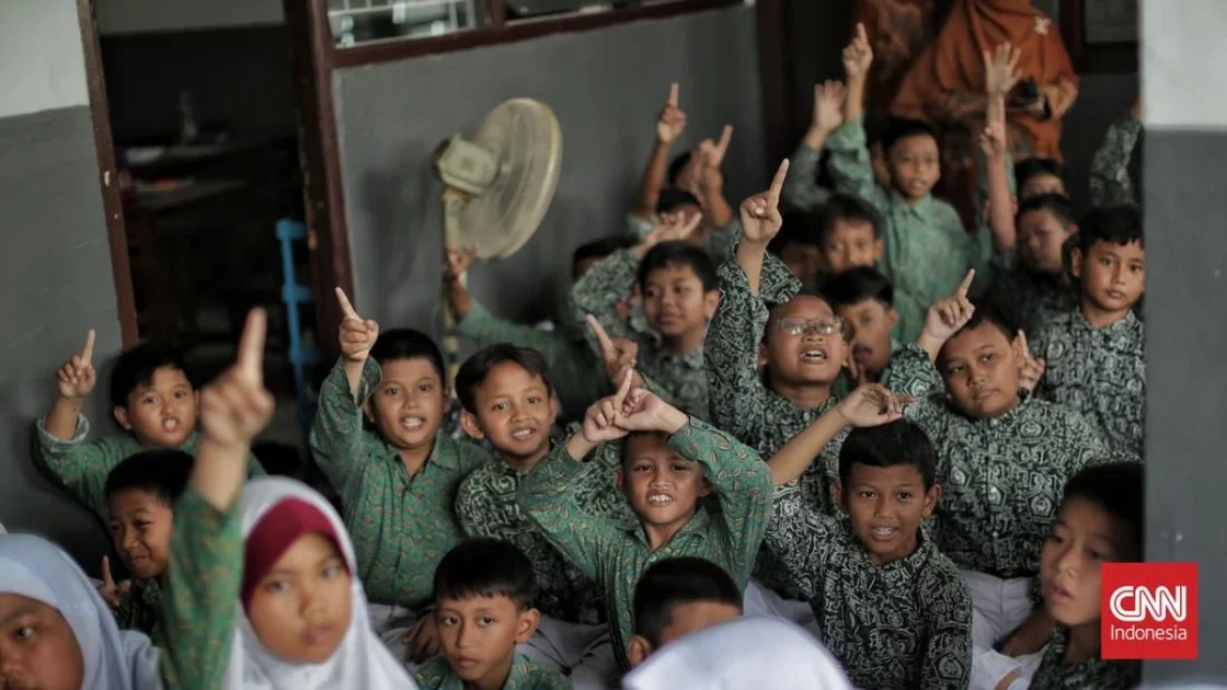 Prabowo Perkuat Santri lewat Beasiswa dan Tunjangan Guru