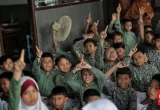 Prabowo Perkuat Santri lewat Beasiswa dan Tunjangan Guru